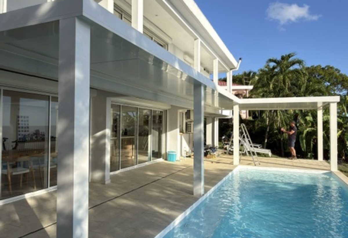 Avancée de terrasse et pergola aluminium sur une villa en Guadeloupe, à Saint-Martin et à Saint-Barthélemy